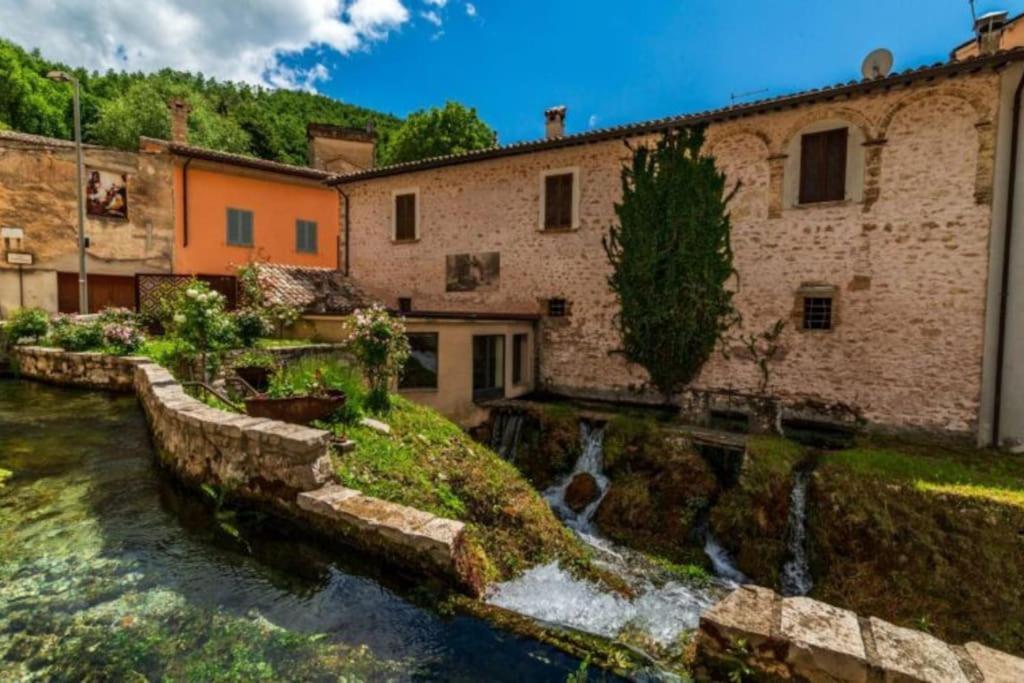 Casa Vacanze Fonte Del Menotre โฟลีโญ ภายนอก รูปภาพ